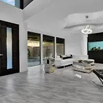 Lovely 4Bd House W Pool, Hot Tub And Free Parking
