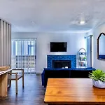 Perfectly Located Stay At Med-Center Pool & Gym