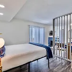 Perfectly Located Stay At Med-Center Pool & Gym