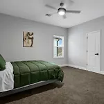 Instant Stay 3 Bedroom 4 Beds 2Bath! 15 Min From Downtown, Medical Center, Convention Center, Toyota Center, And Aquarium!