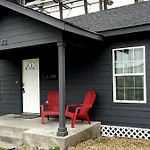 Cozy Heights 2 Bd Bungalow, Walkable