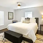 Cozy Heights 2 Bd Bungalow, Walkable