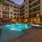 Sodo City Gem: Rooftop Skyline Pool Parking Wi-Fi