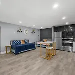 Modern Heights Apartment With Pool