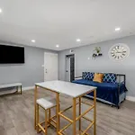 Modern Heights Apartment With Pool