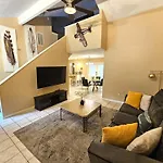 Centrally Located Houston Retreat! Sleeps 8, 10 Min To Downtown, Free Parking