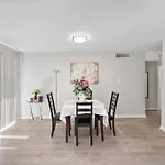 Cozy, Dedicated Workspace, Fast Wi-Fi Apartment