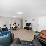Cozy, Dedicated Workspace, Fast Wi-Fi Apartment