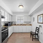 Cozy, Dedicated Workspace, Fast Wi-Fi Apartment