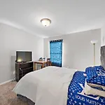 Cozy, Dedicated Workspace, Fast Wi-Fi Apartment