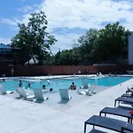 Luxurious One Bedroom One Bath Midtown