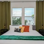 3Bd-Rooftop Movie Theater-Bbq-Retro Music Theme-Downtown 8Mins