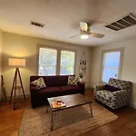 Cute & Quiet Garage Apt Home