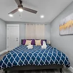 Modern 2Br City Center Getaway With Free Park