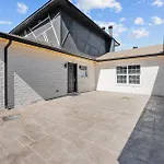 Spacious 1Br Galleria Apt With Pool & Free Park
