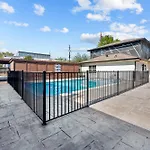 Spacious 1Br Galleria Apt With Pool & Free Park