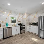 Charming And Cozy 2Br Apt - Close To Downtown