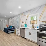 Charming And Cozy 2Br Apt - Close To Downtown