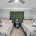 Charming And Cozy 2Br Apt - Close To Downtown