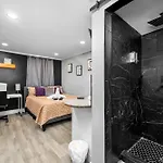 Charming Urban Studio Near Rice University & Museum District