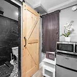 Charming Urban Studio Near Rice University & Museum District