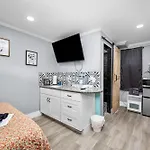 Charming Urban Studio Near Rice University & Museum District