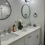Spacious 1 Bdrm Studio Montrose