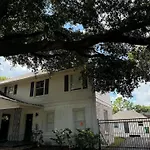 Spacious 1 Bdrm Studio Montrose