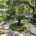 Cute & Quiet Garage Apt Home