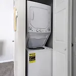 Landing At The Milano - 1 Bedroom In Briar Forest