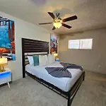 Walking Distance Galleria Condo 2Br 2Ba Pool