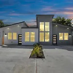 2 Homes Sleeps 18 Near Downtown Fully Gated With Parking