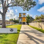 South Houston Townhome With Patio And Gas Grill!