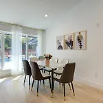 Pickleball Paradise Retreat - 4 Bedrooms, 2,5 Baths - Houston Downtown, Houston Heights - Pickleball And Basketball Court, Pool, Minigolf, Karaoke, Fire Pit, Bbq, Billiards, Ping Pong, Hockey, King Bed
