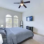 Luxe Apt With Pool, Gym, Wi-Fi, Pets Allowed