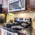 Luxe Apt With Pool, Gym, Wi-Fi, Pets Allowed