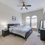 Luxe Apt With Pool, Gym, Wi-Fi, Pets Allowed