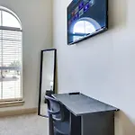 Luxe Apt With Pool, Gym, Wi-Fi, Pets Allowed