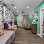 Comfy Studio With King Bed & Full Kitchen - Near Attractions