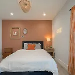Modern Home Near Downtown With Fast Wifi, Bbq, Games & Ev Equipped!