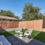 Modern Home Near Downtown With Fast Wifi, Bbq, Games & Ev Equipped!