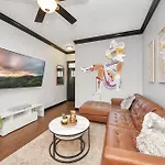 Vibrant Vegas Vibes - Hot Tub & Games - Perfect 4 Family & Groups