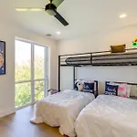 3 Mi To Dtwn Modern Townhome With Yard In Houston