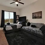 Central Houston Stay - Walk To Nrg Stadium, Relax By The Pool, And More!