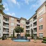 Central Houston Stay - Walk To Nrg Stadium, Relax By The Pool, And More!