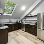 Cozy & Spacious Montrose Retreat With 3Br Near Houston Attractions