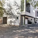 Modern Comfort In The Heart Of Museum District Townhouse