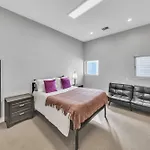Modern Comfort In The Heart Of Museum District Townhouse