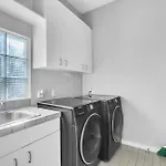 Modern Comfort In The Heart Of Museum District Townhouse