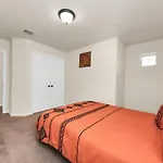 Cozy & Spacious Getaway -4Bedroom With King Bed & Backyard